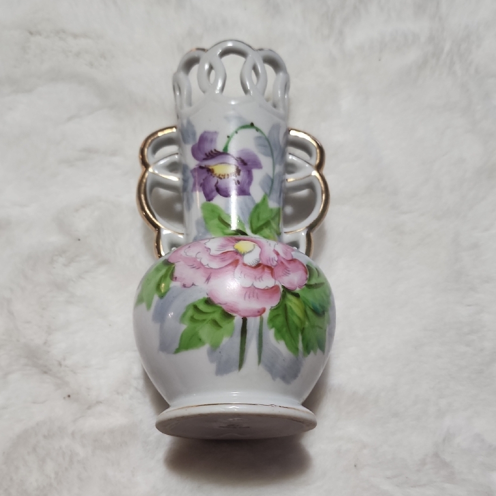 VINTAGE  OCCUPIED JAPAN  VASE. CUTWORK FLOWERS 💐.